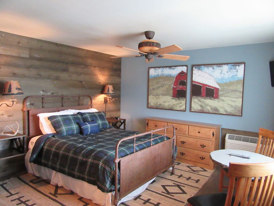 Deluxe Room, 1 Queen Bed, Mountain View - No Pets | Iron/ironing board, rollaway beds, free WiFi, bed sheets