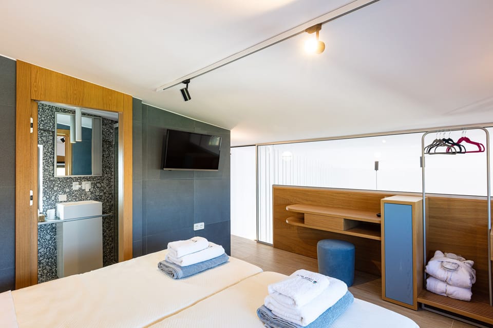 Ensuite twin bed (0.90 X 2,00) bedroom open wardrobe with 32”Smart TV