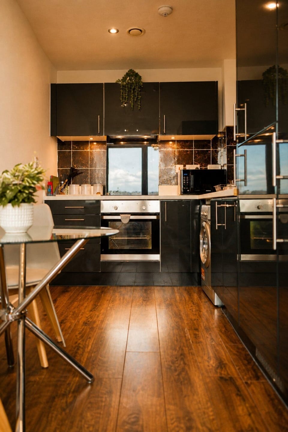 Executive Apartment | Private kitchen | Full-size fridge, microwave, oven, stovetop