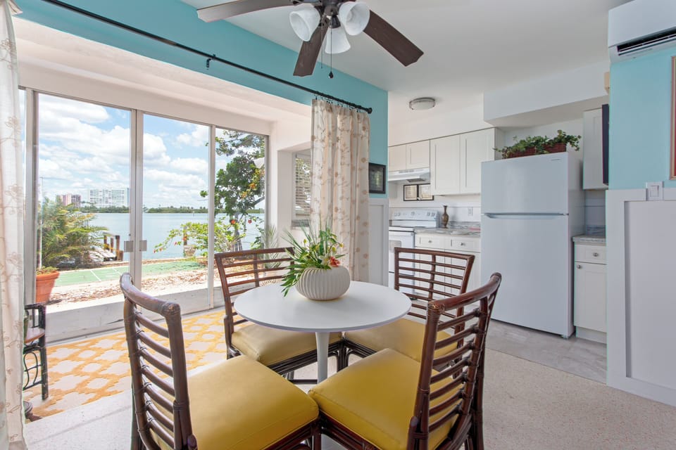 Dining area that can comfortably sit 4 guests.