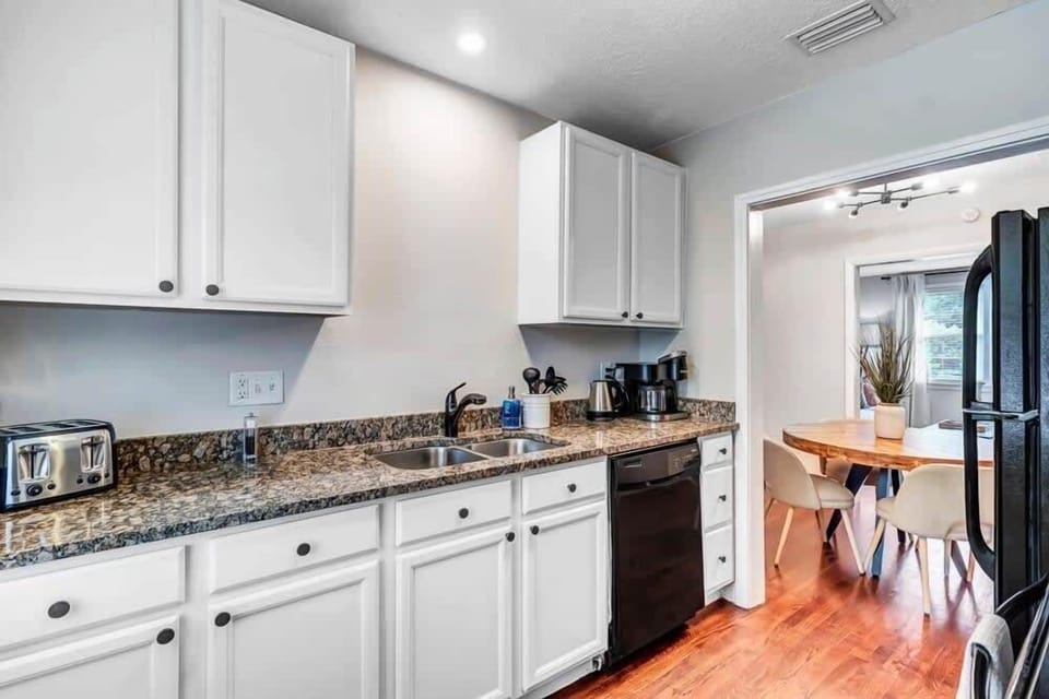 Bright kitchen space equipped with everything you need for a home-cooked meal.