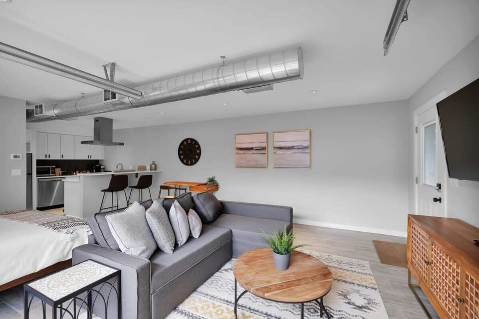 Industrial airy living space with exposed ducts