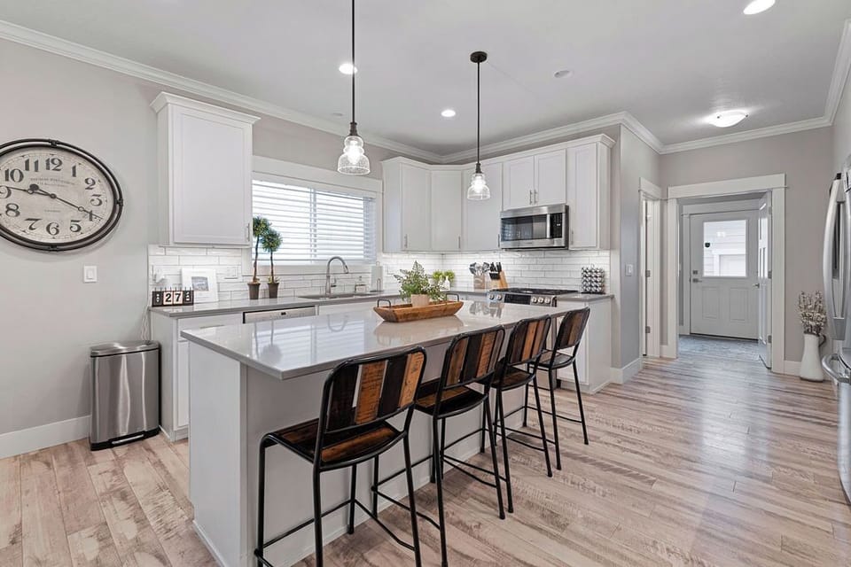 Kitchen- Fully stocked with all essentials. 