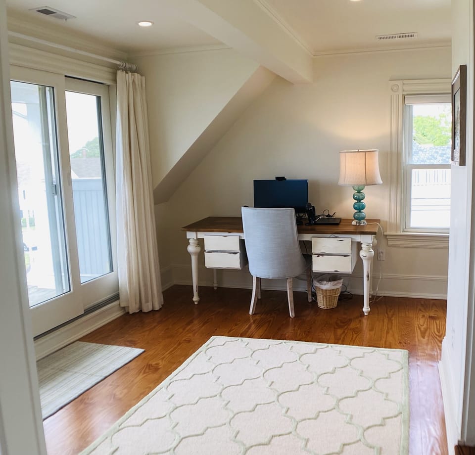 Office with gorgeous Ocean Views.  Desk, Chair, Printer and Monitor provided.