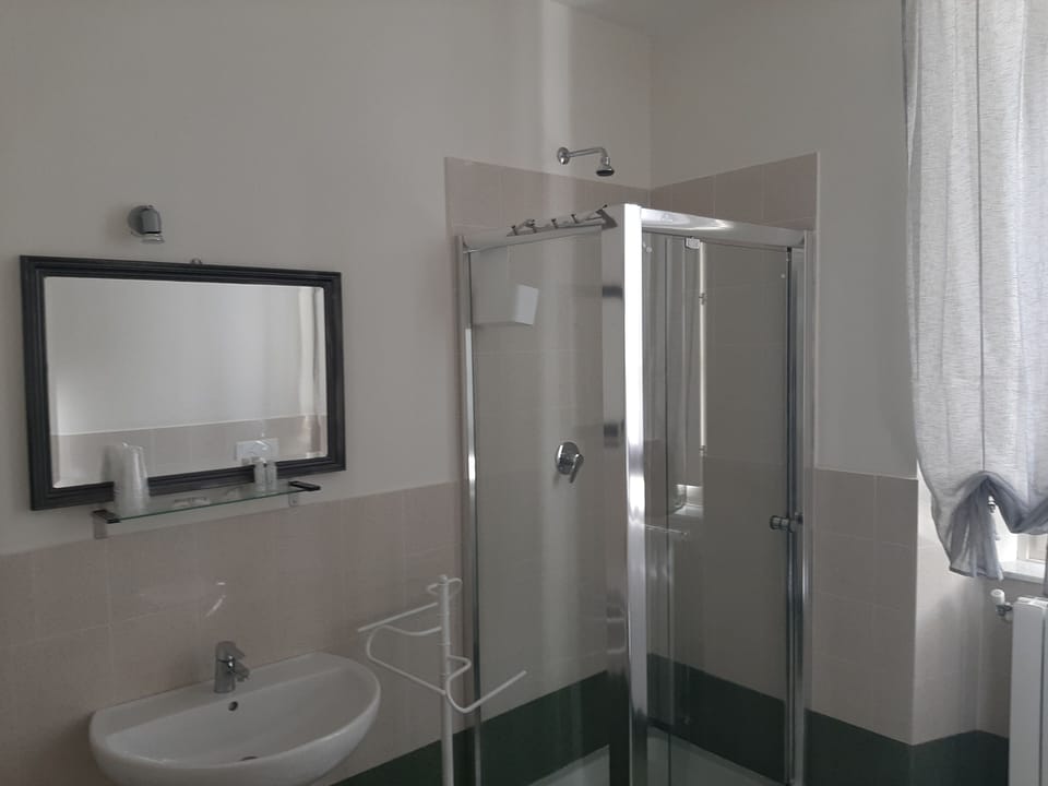 Standard Room | Bathroom | Shower, free toiletries, bidet, towels