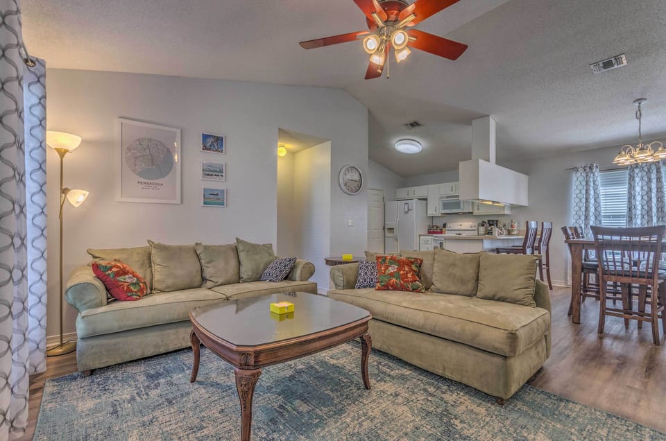 Living Room | Central Air Conditioning | Free WiFi | 50" Smart TV