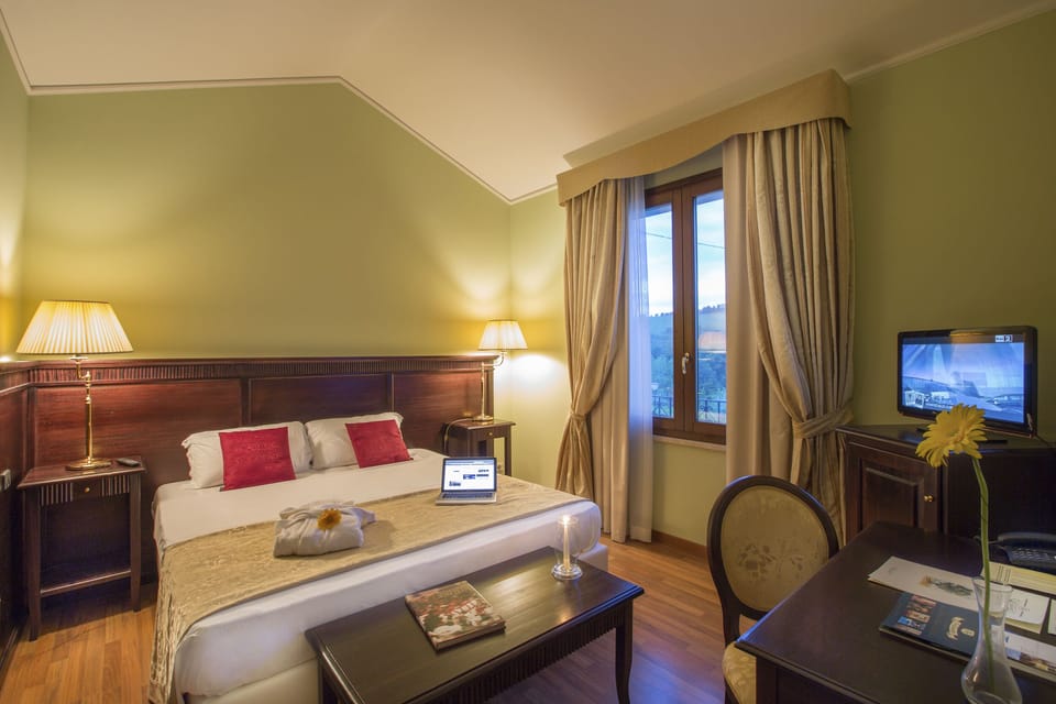 EXECUTIVE SUITE | Minibar, in-room safe, desk, soundproofing
