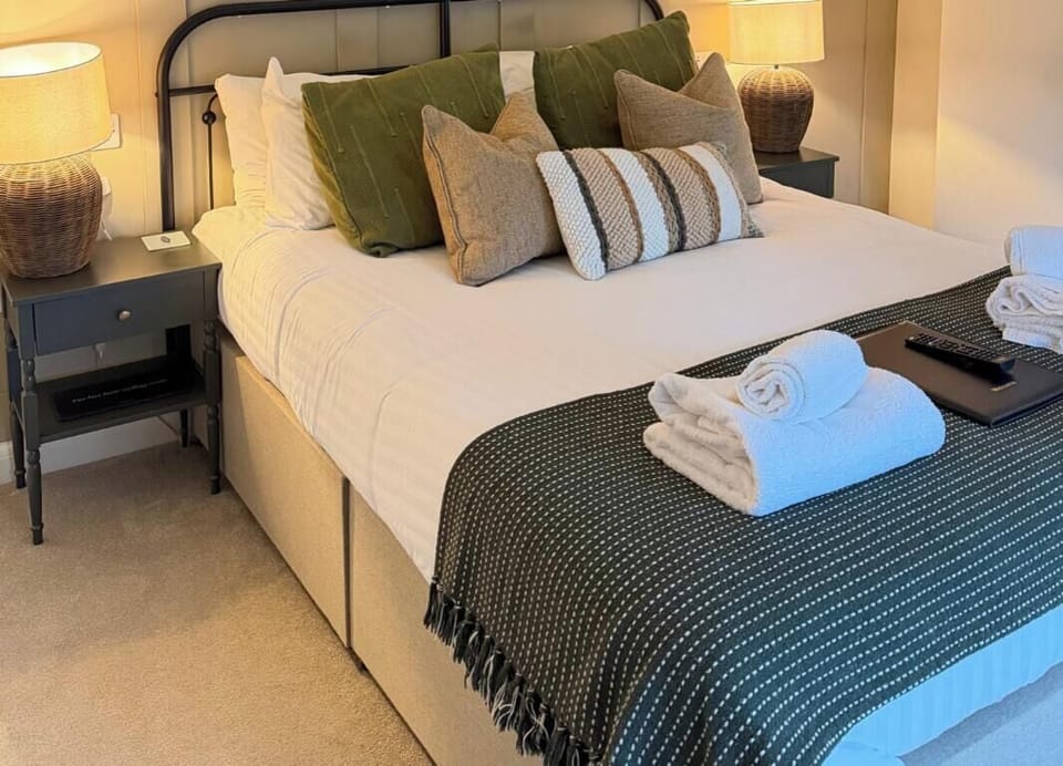 Willow - Luxury King | Iron/ironing board (on request), WiFi (free), bed sheets