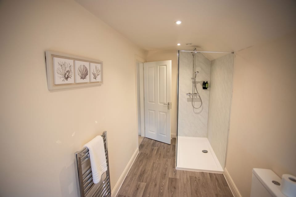 Willow - Luxury King | Bathroom | Hair dryer, towels