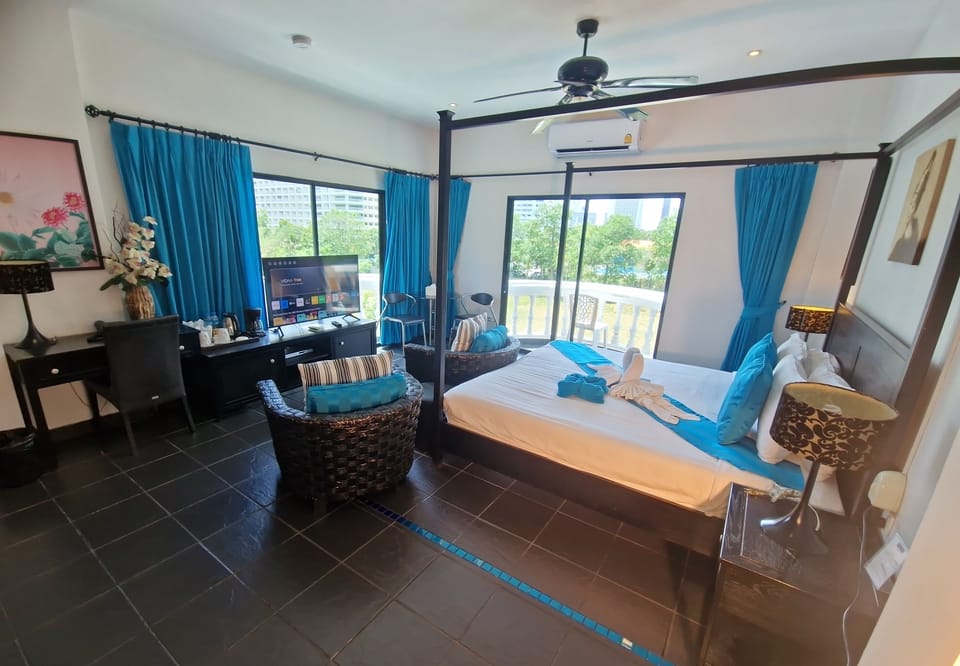 Junior Room | In-room safe, laptop workspace, soundproofing, iron/ironing board