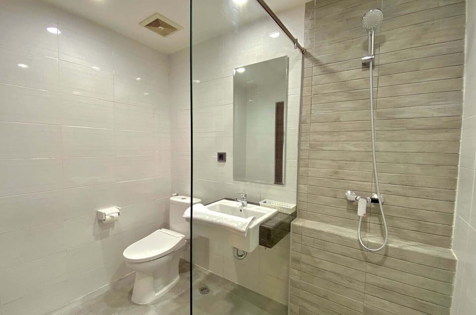 Shower, free toiletries, hair dryer, towels