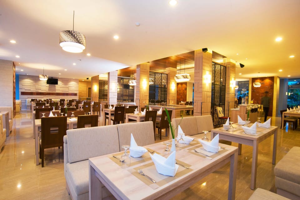 4 restaurants; breakfast, lunch, and dinner served