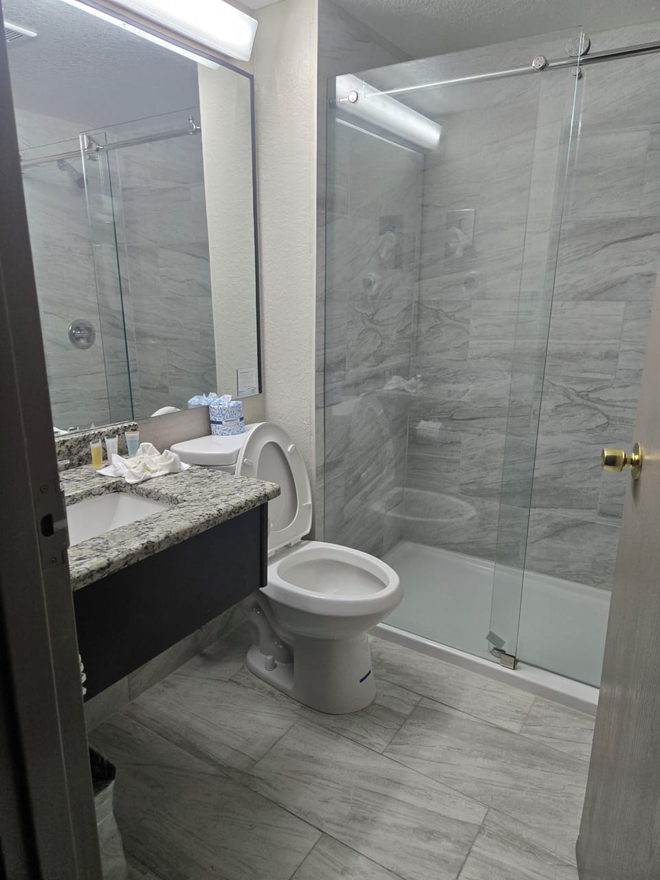Hydromassage showerhead, free toiletries, hair dryer, towels
