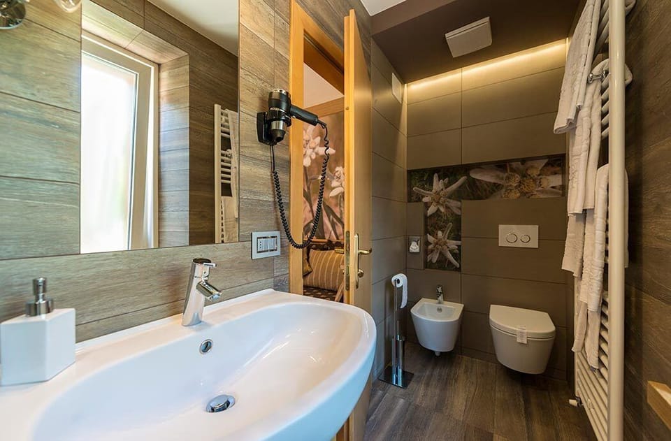Junior Double Room (New) | Bathroom | Hair dryer, bidet, towels