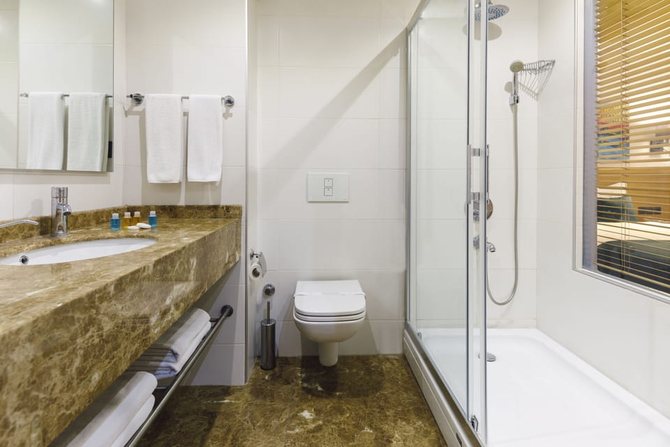 Family Quadruple Room | Bathroom | Shower, rainfall showerhead, free toiletries, hair dryer