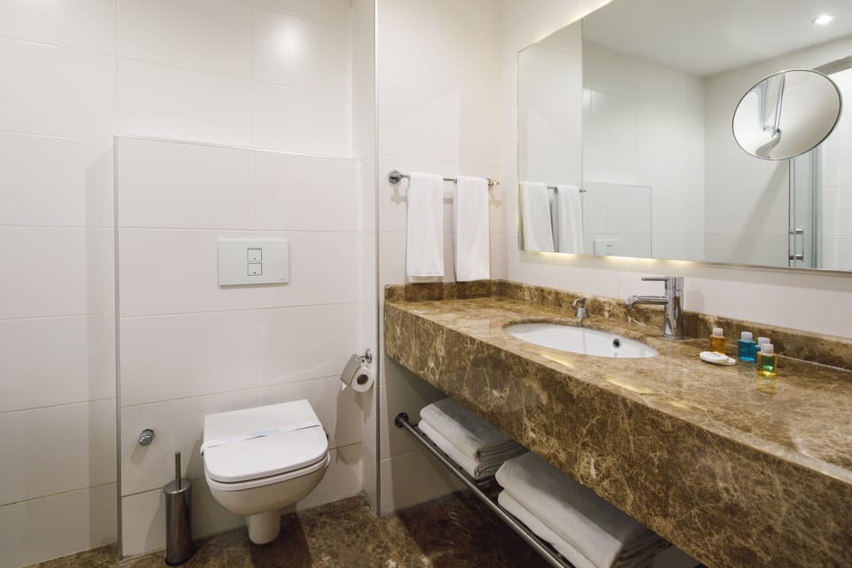 Shower, rainfall showerhead, free toiletries, hair dryer