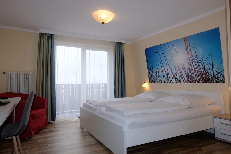 Premier Double Room, 1 Queen Bed, Balcony, Mountainside | Living area | TV, books