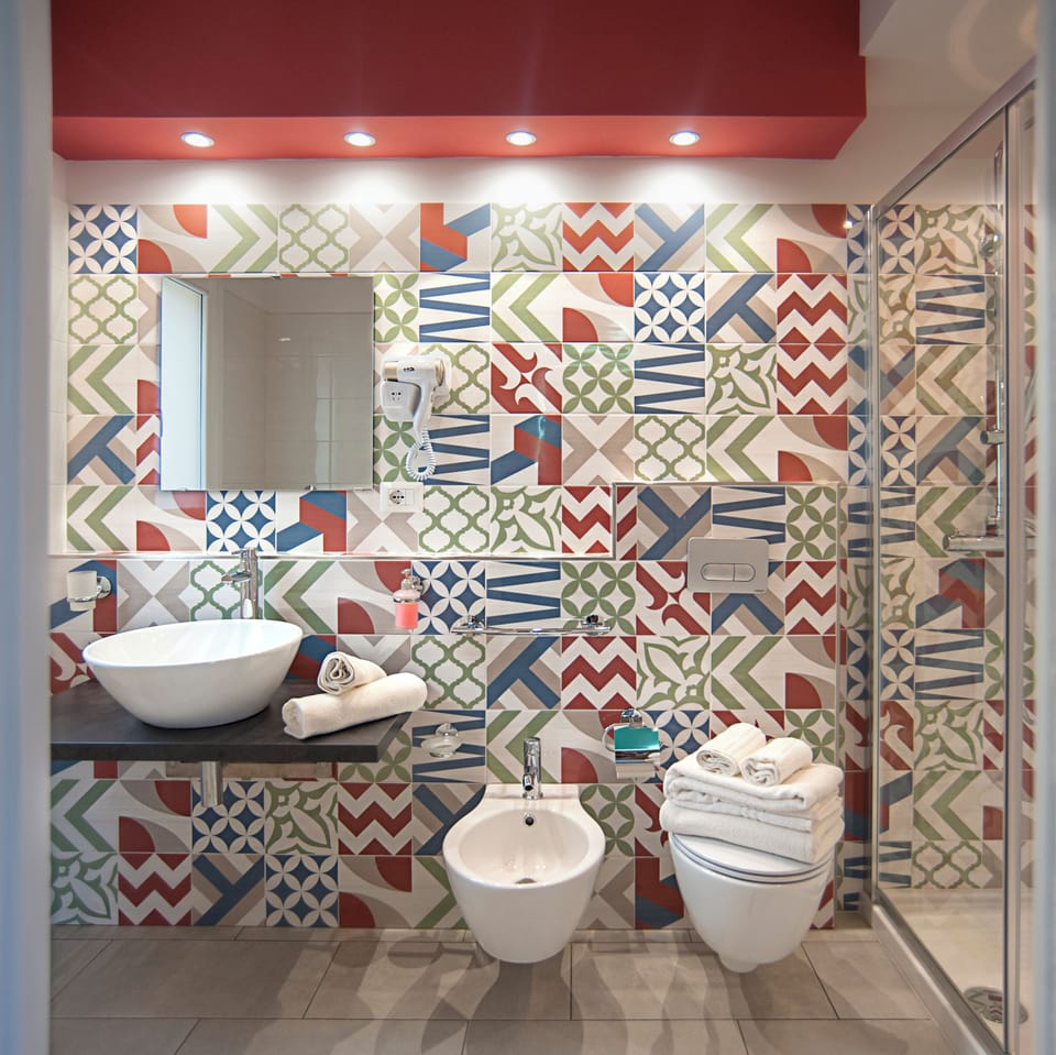 Deluxe Studio Suite | Bathroom | Shower, hair dryer, bidet, towels