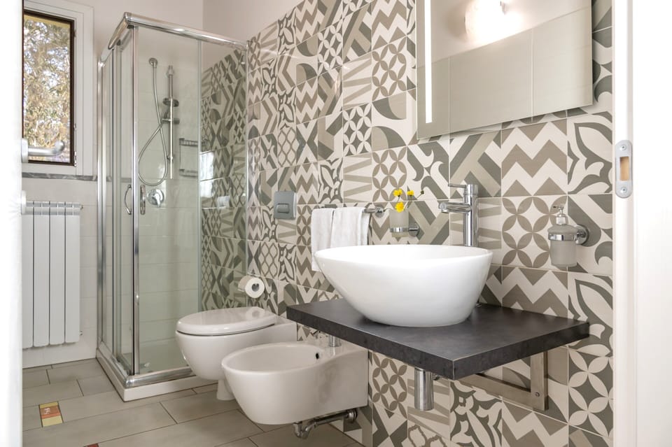 Deluxe Double Room | Bathroom | Shower, hair dryer, bidet, towels