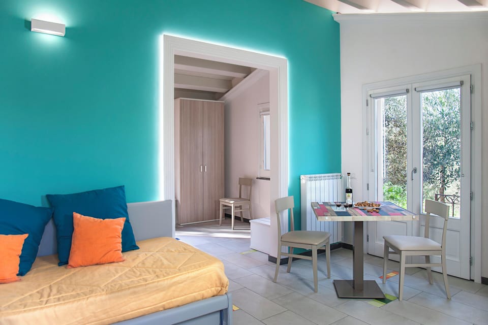 Deluxe Studio Suite | Free WiFi, bed sheets