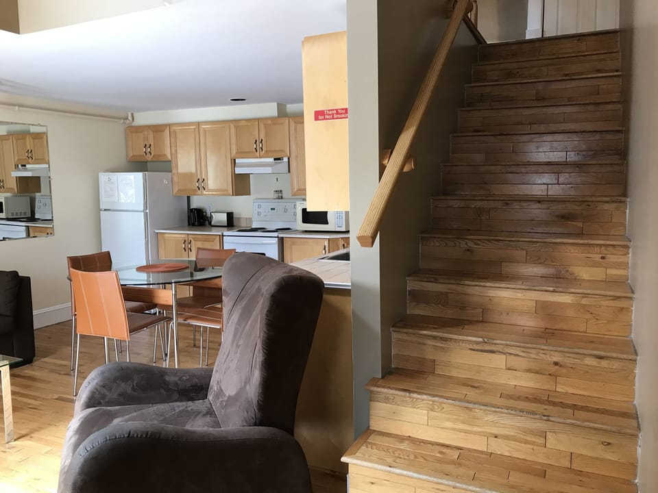 Bell Island Suite | Living area | 36-inch flat-screen TV with cable channels, TV