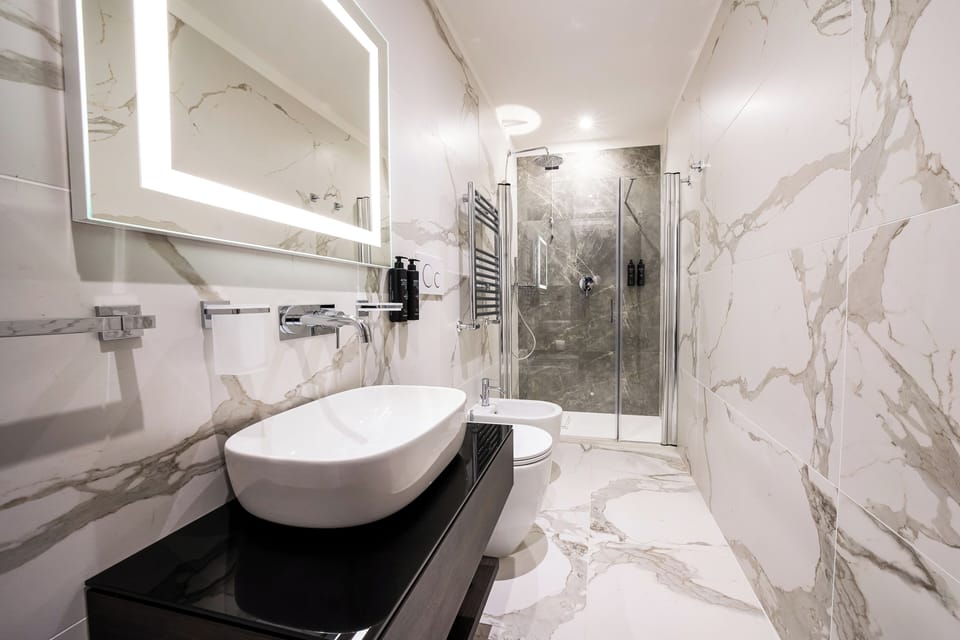 Junior Suite | Bathroom | Free toiletries, hair dryer, slippers, bidet