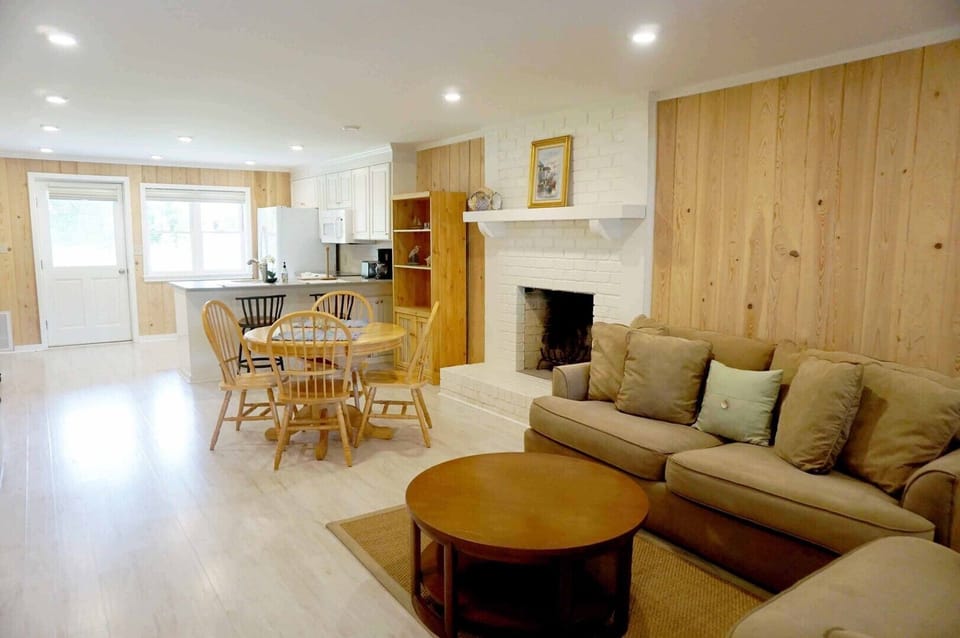 Den (Ground Floor)