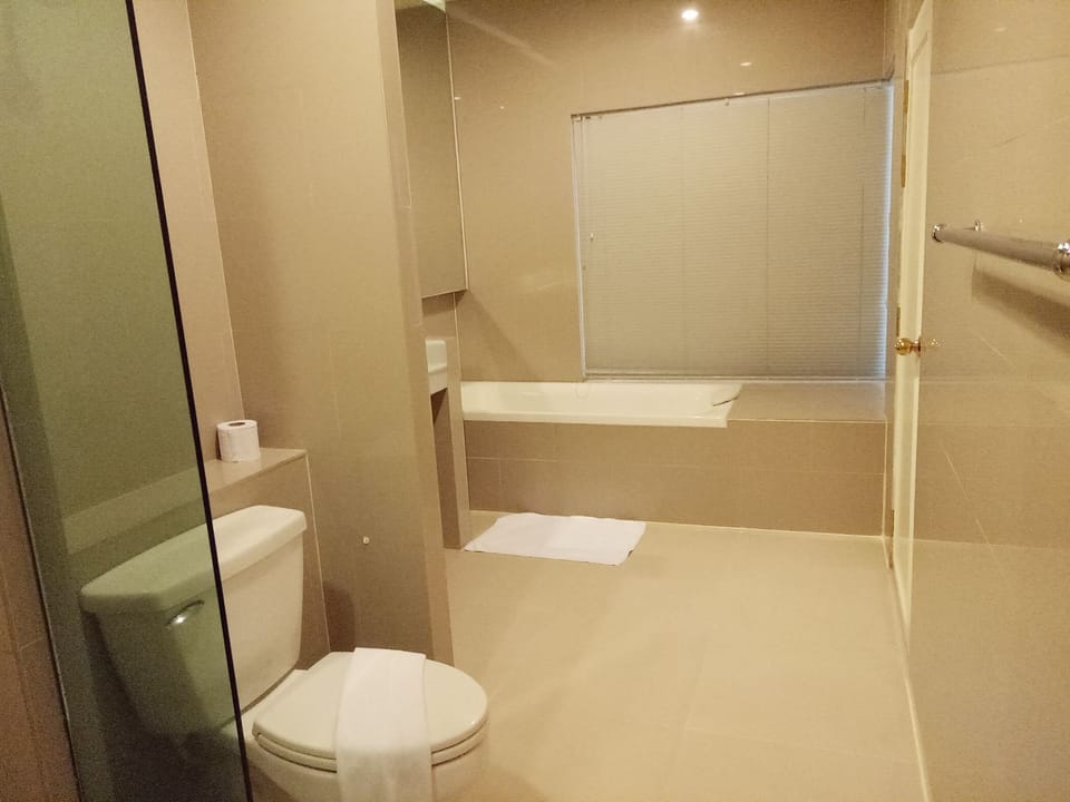 Suite Room | Bathroom | Combined shower/tub, free toiletries, hair dryer, towels
