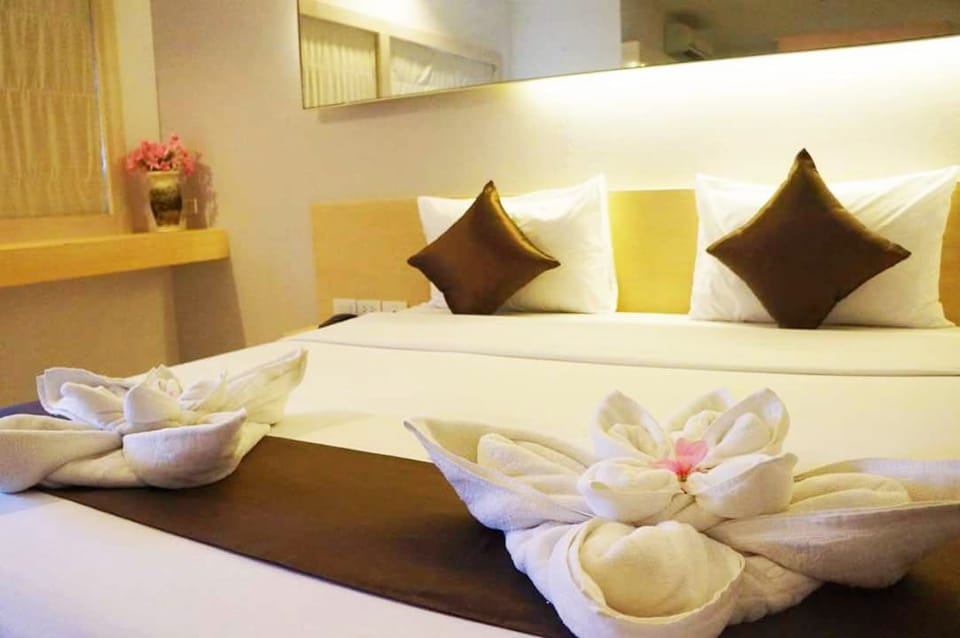 Suite Room | Egyptian cotton sheets, premium bedding, memory foam beds, minibar