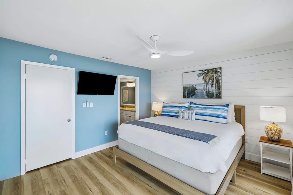 Primary King Suite - Flat-Screen TV