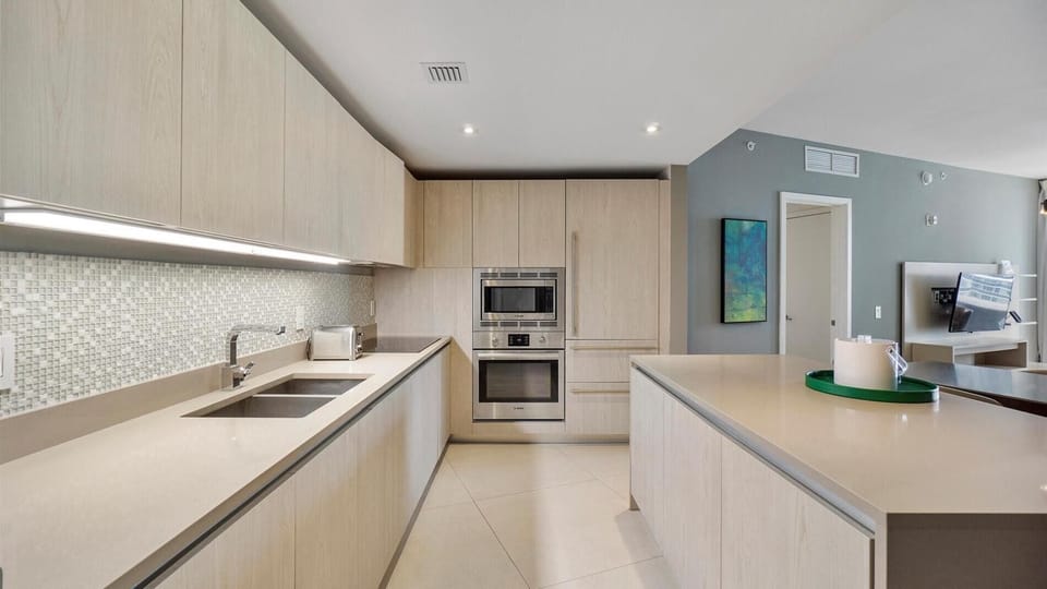 Ocean front 2 bed 15th floor Hollywood Miami (4760)