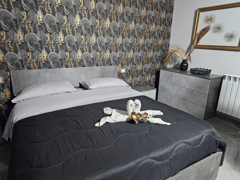 Deluxe Double or Twin Room, 1 Bedroom, Ensuite, Mountain View | Desk, WiFi (free), individually furnished, bed sheets