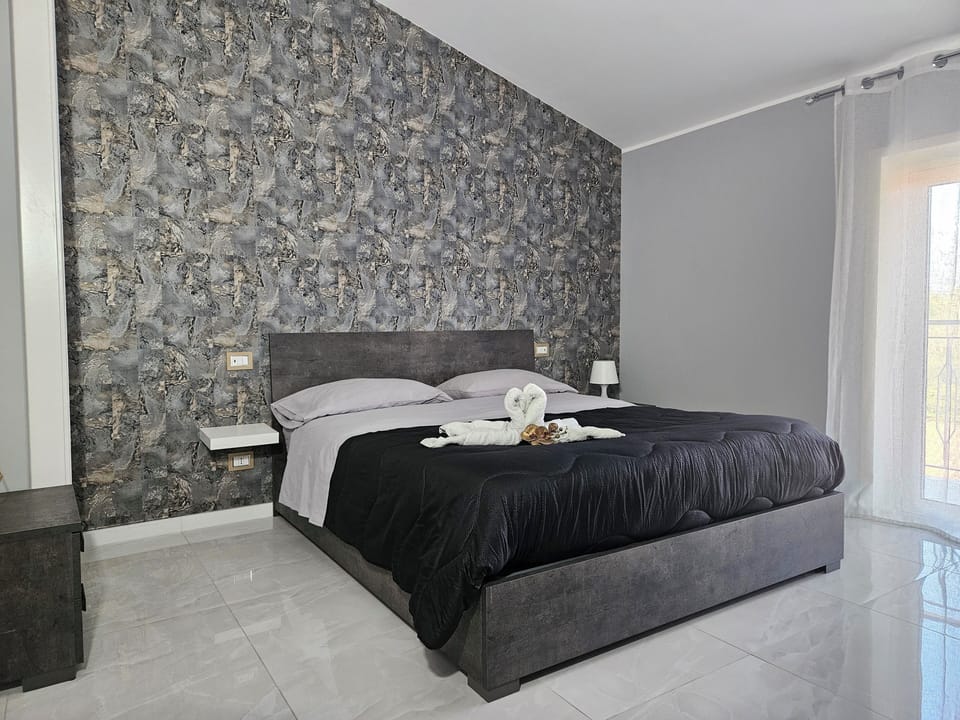 Deluxe Double or Twin Room, 1 Bedroom, Ensuite, Mountain View | Desk, WiFi (free), individually furnished, bed sheets