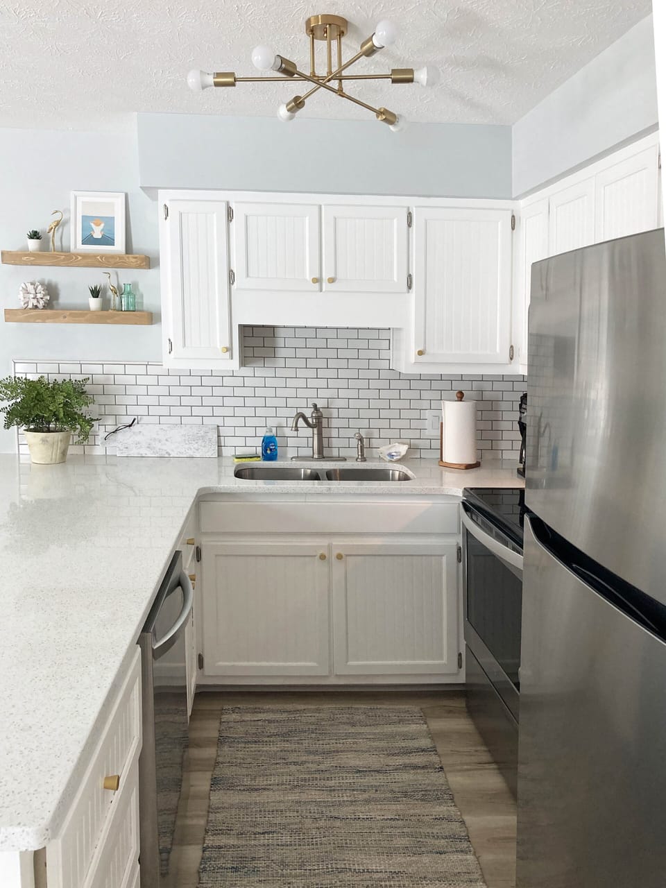 Cozy kitchen with dishwasher, no doing dishes on vacation!