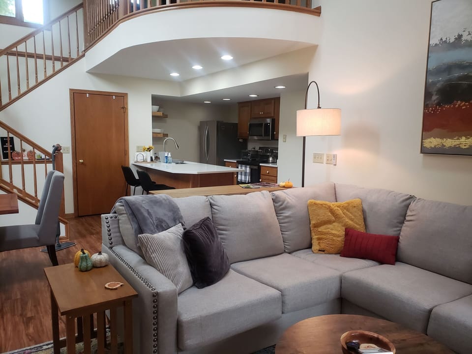 Open Living/dining/kitchen
Note: main entry upstairs