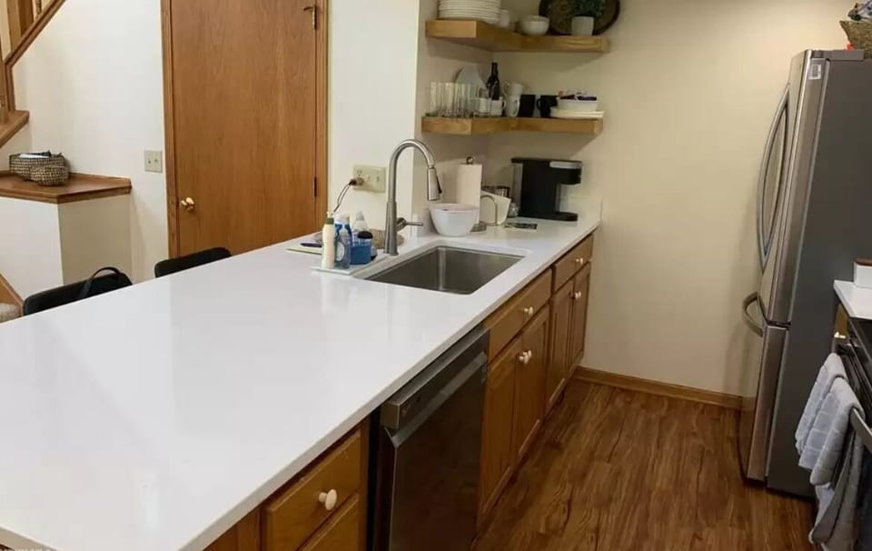 Fully equipped Kitchen with bar seating