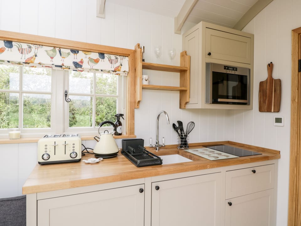 Cottage | Private kitchen | Fridge, microwave, electric kettle, toaster