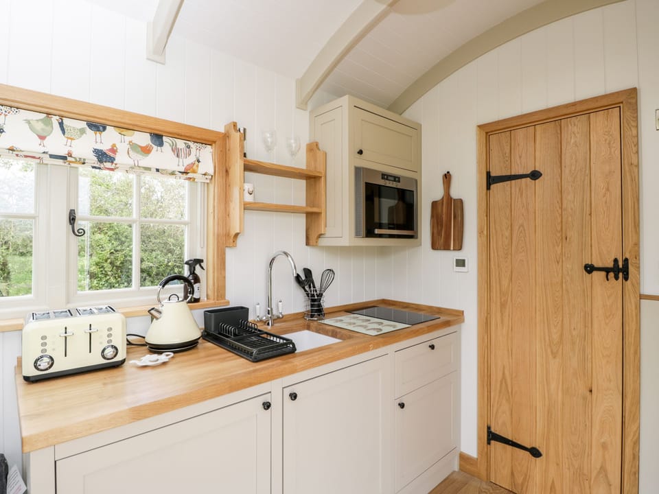 Cottage | Private kitchen | Fridge, microwave, electric kettle, toaster