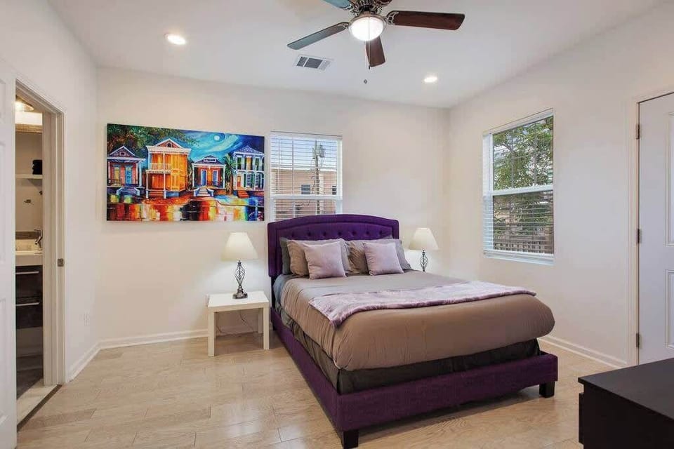 Master bedroom with private en-suite. Queen bed, flat screen TV, complimentary Netflix