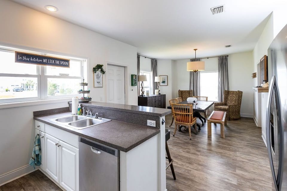 Open concept kitchen to dining - meals to table couldn't be easier!