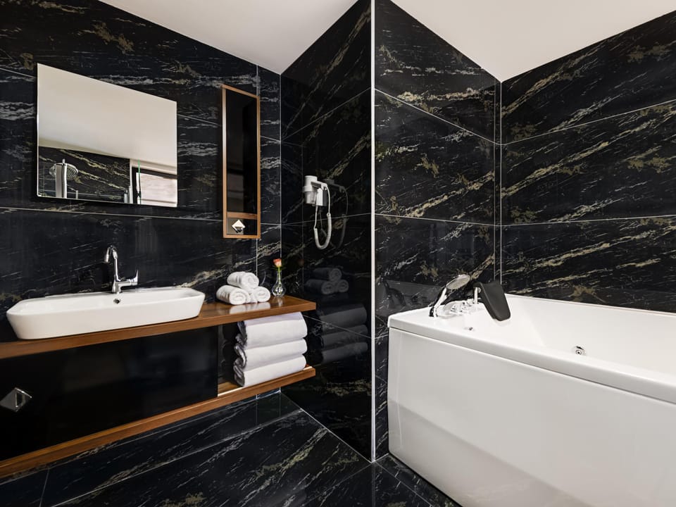 Suite, 1 Double Bed | Minibar, in-room safe, desk, soundproofing
