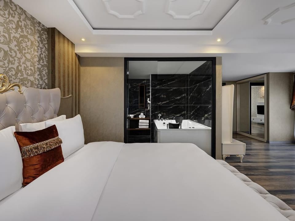 Suite, 1 Double Bed | Minibar, in-room safe, desk, soundproofing