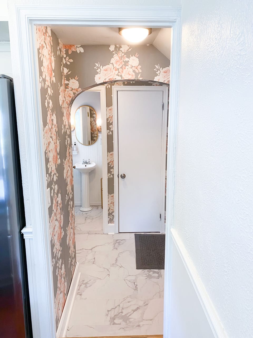 Beautiful wallpaper vestibule 