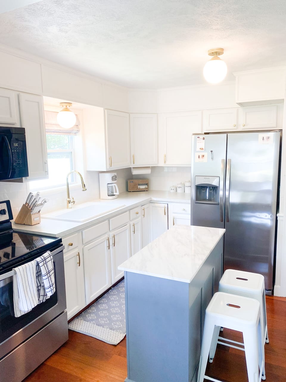 Fully stocked kitchen, No dishwasher 