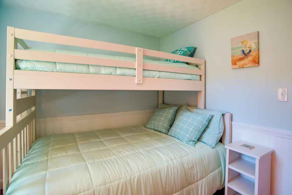Bedroom 3 | Twin/Full Bunk Bed