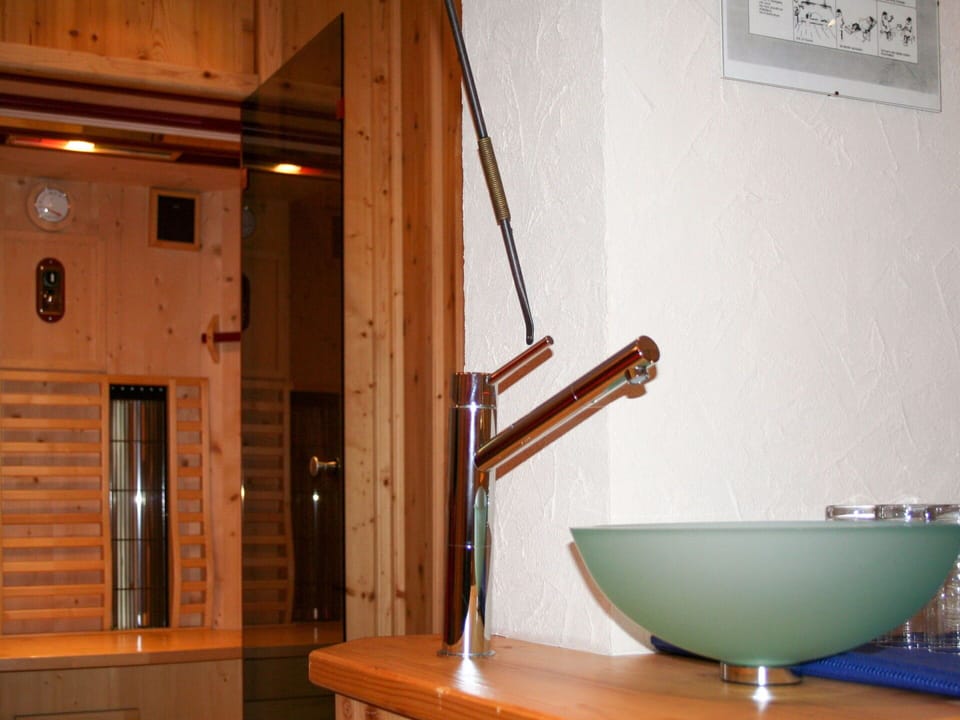 Tap, Plumbing Fixture, Property, Building, Dishware, Wood, Interior Design, Floor, House, Flooring