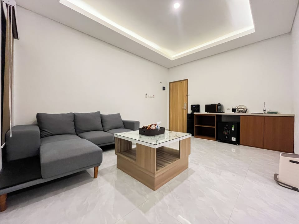 Suite Room | Living area | 32-inch flat-screen TV with digital channels, TV