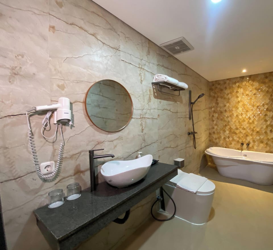 Suite Room | Bathroom | Shower, free toiletries, towels, soap
