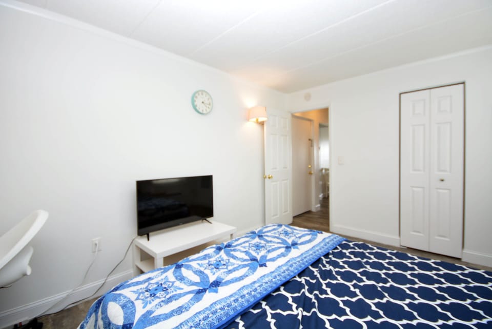 QUEEN-BEDROOM