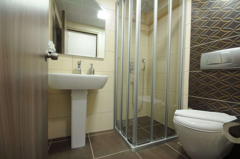Shower, rainfall showerhead, free toiletries, hair dryer